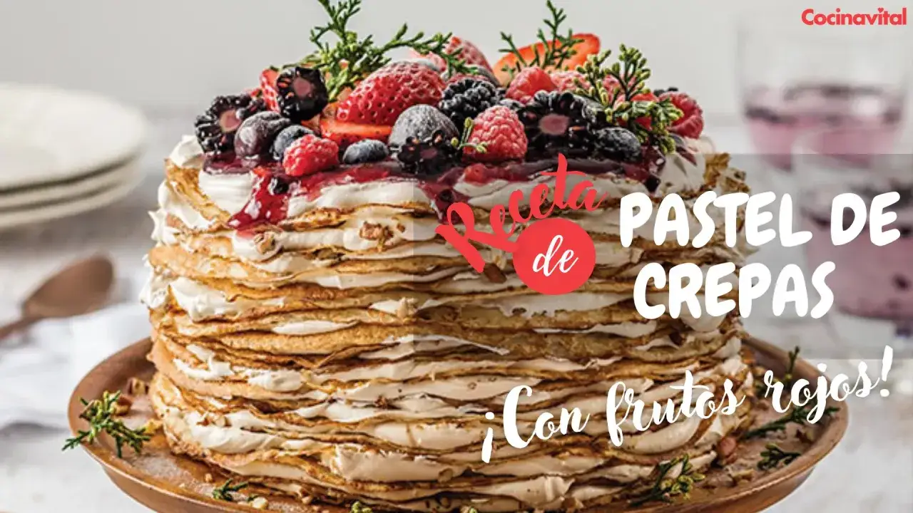 Delicioso pastel de crepes cubierto con crema y frutos rojos frescos. ¡Una receta irresistible!