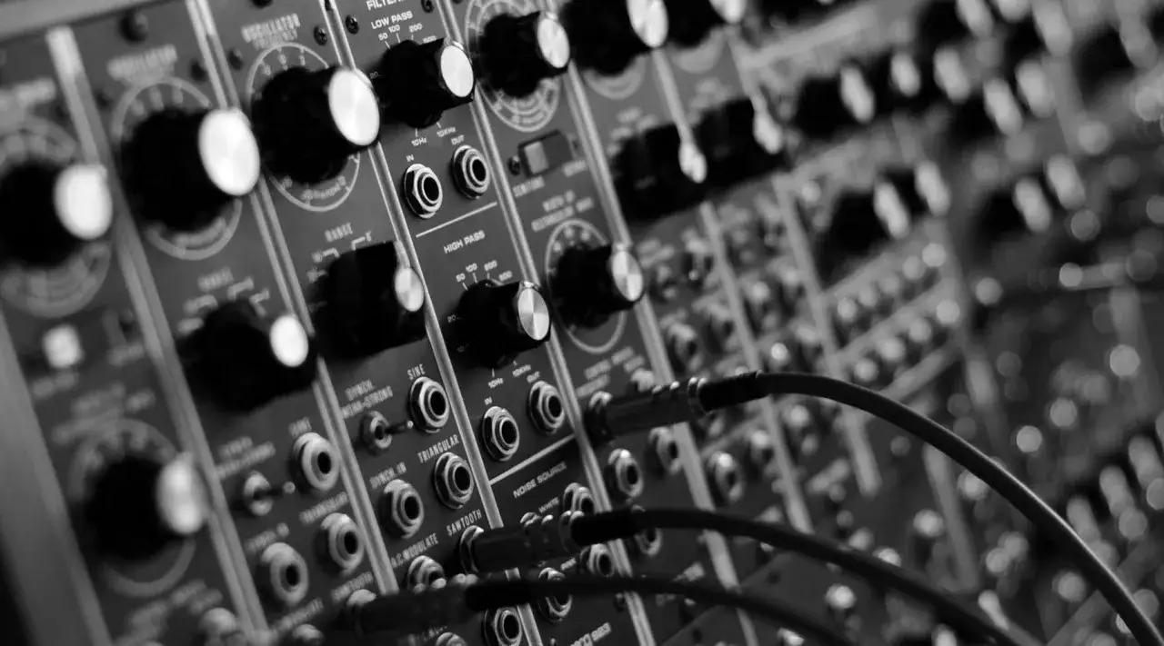 Panel z gałkami i gniazdami modularnego syntezatora, tworzącego dźwięki. Widać napisy jak 