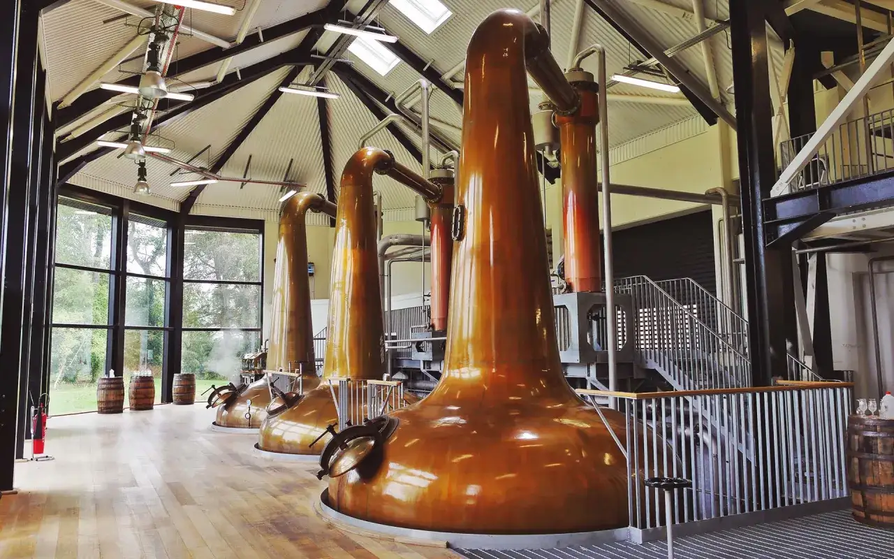Kupferne Brennblasen in einer Destillerie, bereit f&uuml;r die Herstellung von Single Malt Whisky. Der Unterschied zwischen Single Grain und Single Malt liegt in der Herstellung.