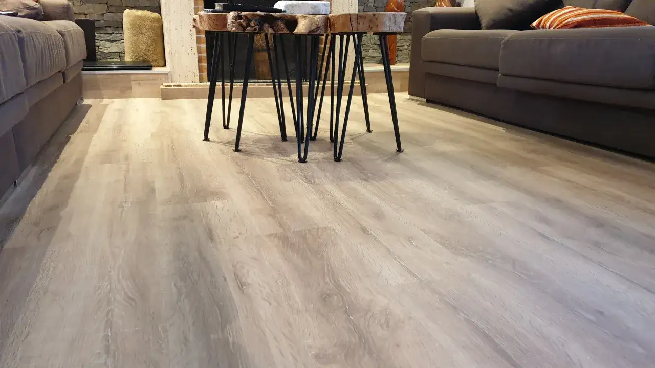 Suelos laminados colores actuales, con un dise&ntilde;o de madera clara que aporta calidez y modernidad al sal&oacute;n.
