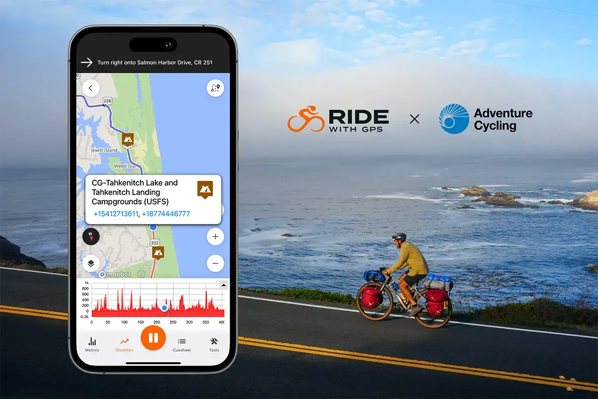 Ciclista en ruta costera, con un m&oacute;vil mostrando un archivo GPX de Ride with GPS y Adventure Cycling.