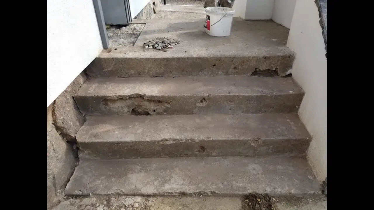 Uszkodzone schody betonowe przed naprawą