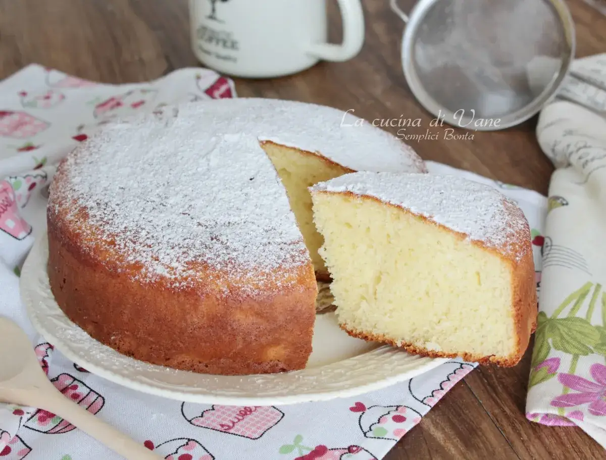 Torta yogurt greco soffice e profumata, cosparsa di zucchero a velo. Perfetta per la colazione o la merenda.