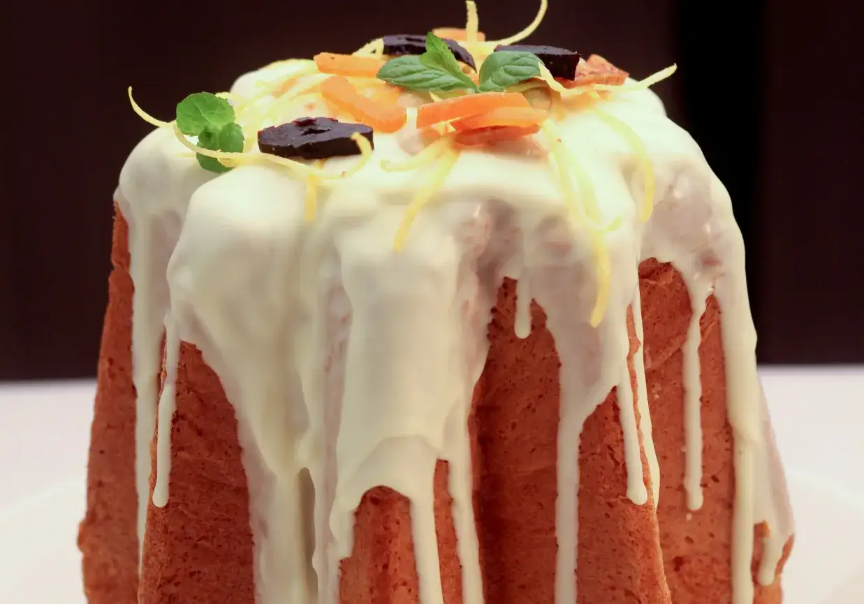 Pyszna babka z lukrem, kandyzowaną skórką pomarańczową i listkami mięty.