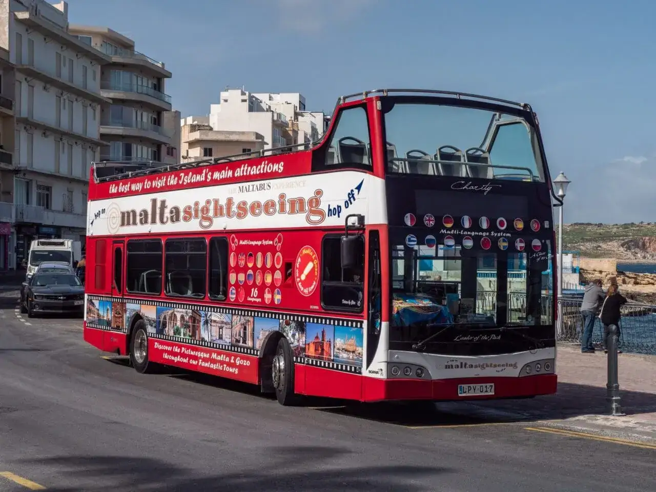 Czerwony piętrowy autobus