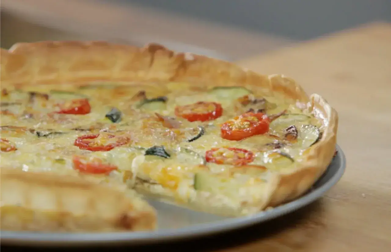 Quiche de verduras lista para servir. Descubre c&oacute;mo hacer quiche de verduras con esta deliciosa receta casera.