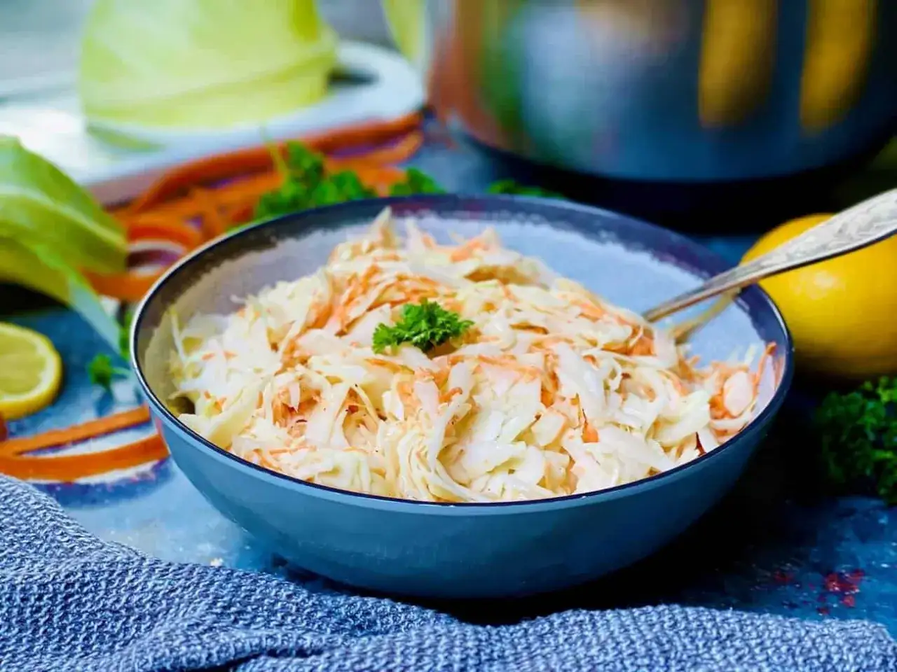 Frischer Coleslaw Salat, perfekt für jedes BBQ. Dieses Coleslaw Salat Rezept ist einfach und lecker.