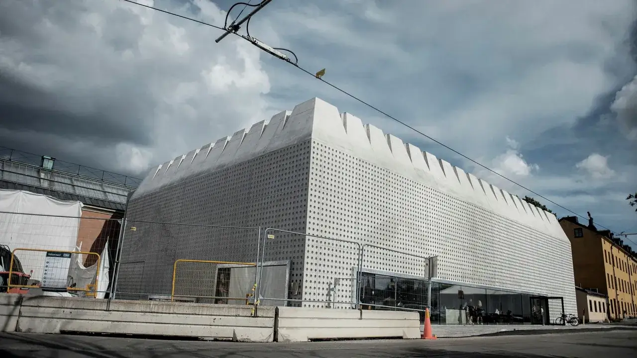 Modern arkitektur vid Liljevalchs i Stockholm. Byggnaden har en unik fasad med hundratals cirkulära öppningar och en taggig taklinje.
