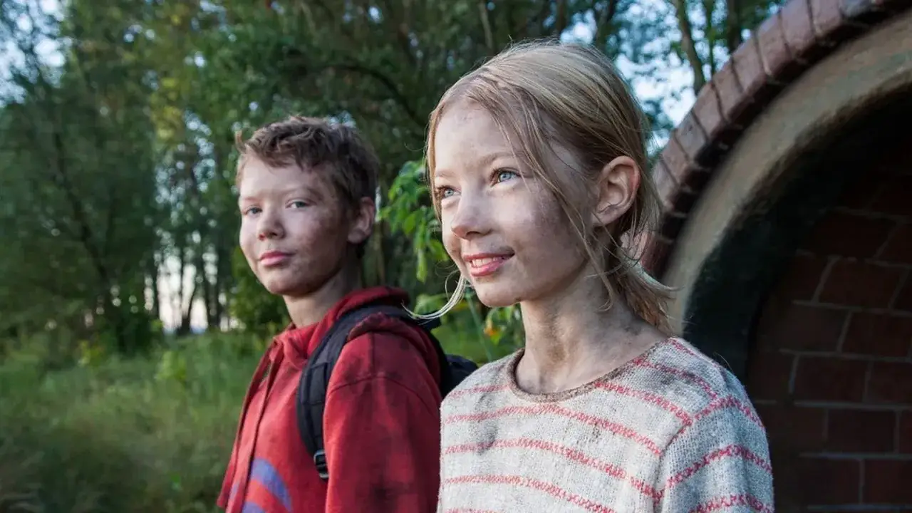 Dwójka dzieci, ubrudzonych ziemią, wyrusza na przygodę. Idealne filmy dla dzieci 10-12 lat.