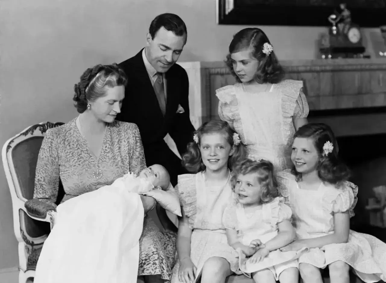 Kungliga familjen samlad. En nyfödd **sibylla prinsessa** bärs av sin mor, omgiven av sina syskon och fadern.