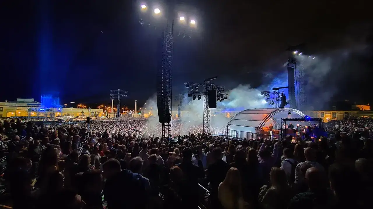 Tłumy na koncercie Paul Kalkbrenner Warszawa. Nocny festiwal z efektami świetlnymi i dymem.
