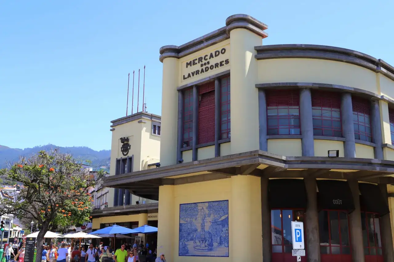 Mercado dos Lavradores, ein Wahrzeichen in Funchal, Madeira, mit Menschen, die davor flanieren.