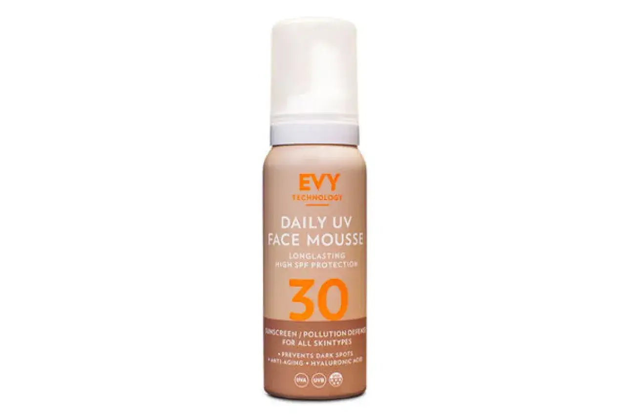 EVY Daily UV Face Mousse SPF 30. Skyddar mot sol och föroreningar, motverkar glåmig hud betydelse och mörka fläckar.