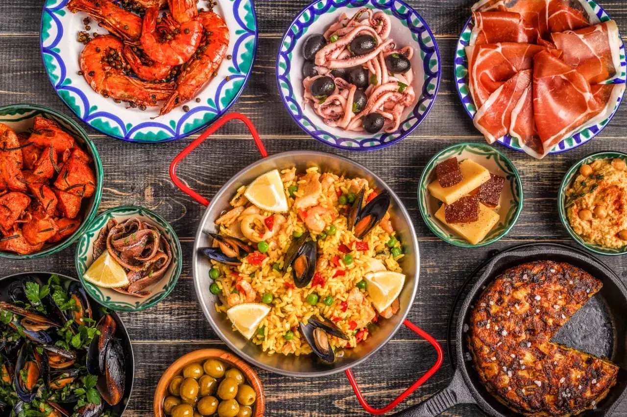 En härlig buffé med mat i Barcelona: paella, räkor, bläckfisk, jamón, tortilla och oliver.