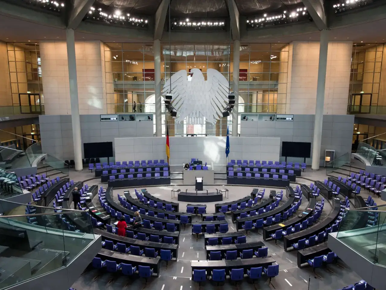 Der Plenarsaal des Bundestages mit seinen vielen blauen Sitzen. Hier debattieren und entscheiden die **Bundestagsabgeordneten Beamte** &uuml;ber die Zukunft Deutschlands.