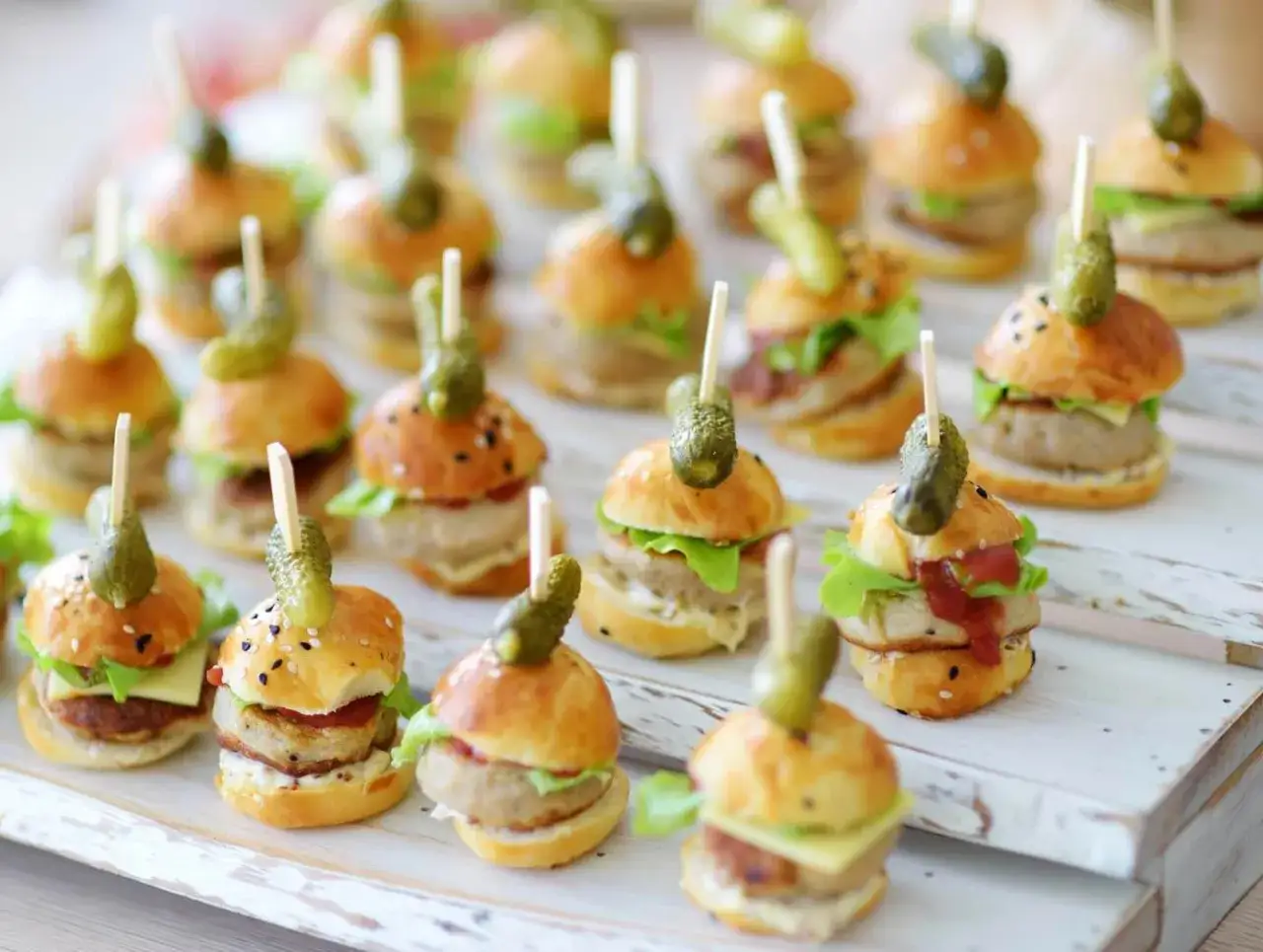 Sektempfang mit Fingerfood: Mini-Burger mit Gurke, perfekt f&uuml;r eine Hochzeit. Schnell serviert und k&ouml;stlich!