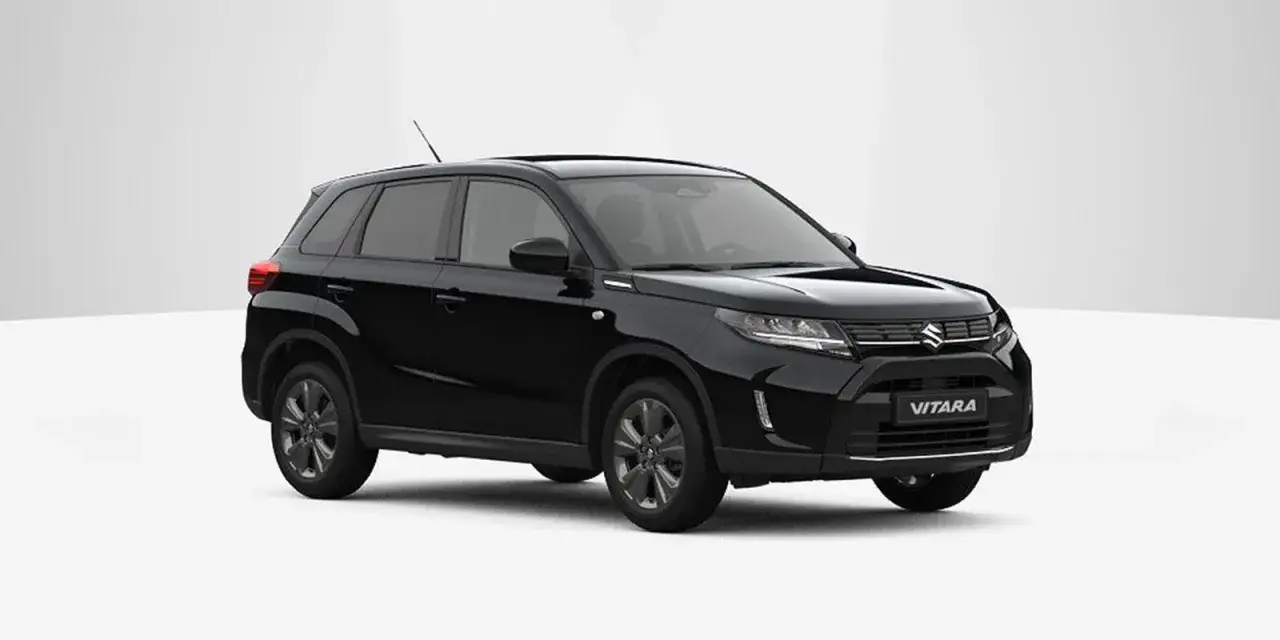 Svart Suzuki Vitara Hybrid, redo f&ouml;r en testk&ouml;rning. En kompakt SUV med modern design.