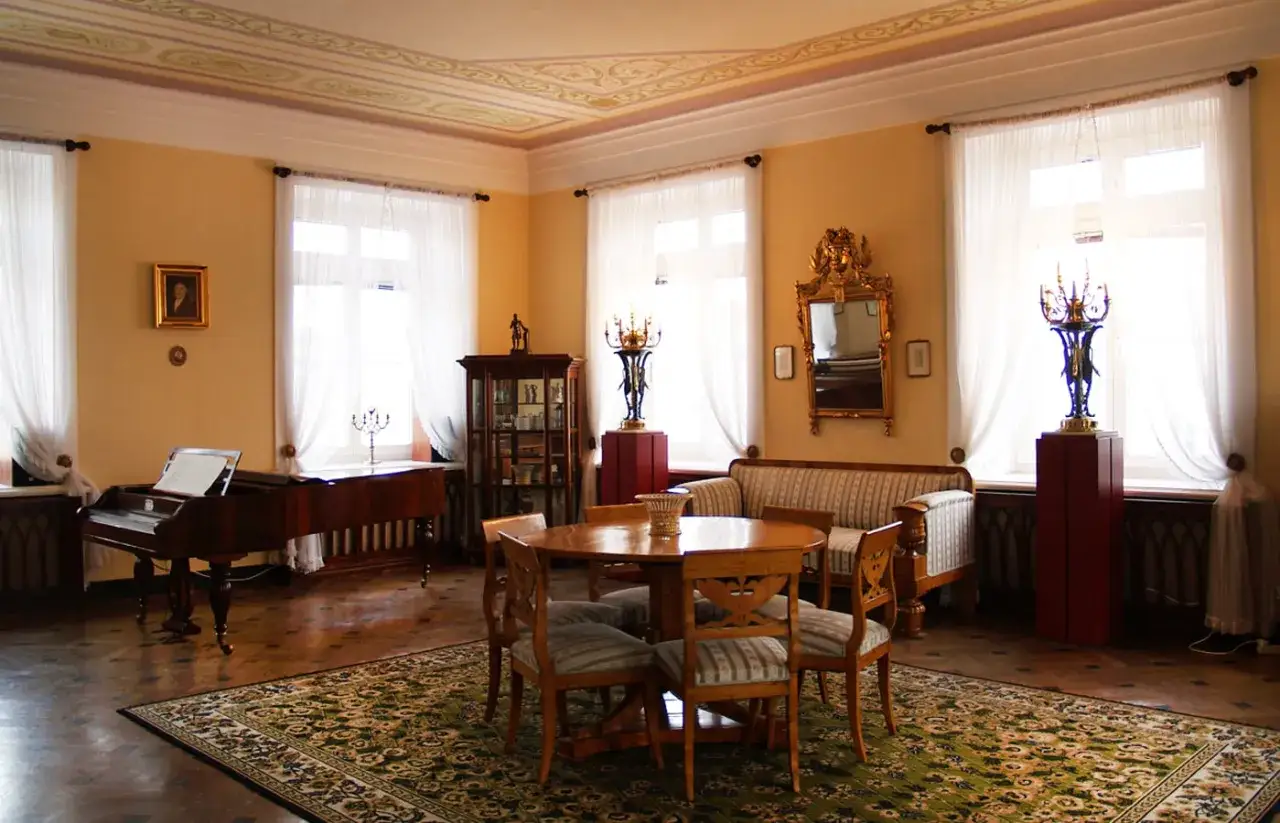 Salon z fortepianem, gdzie mógł tworzyć Fryderyk Chopin. Jego życiorys to historia geniuszu.