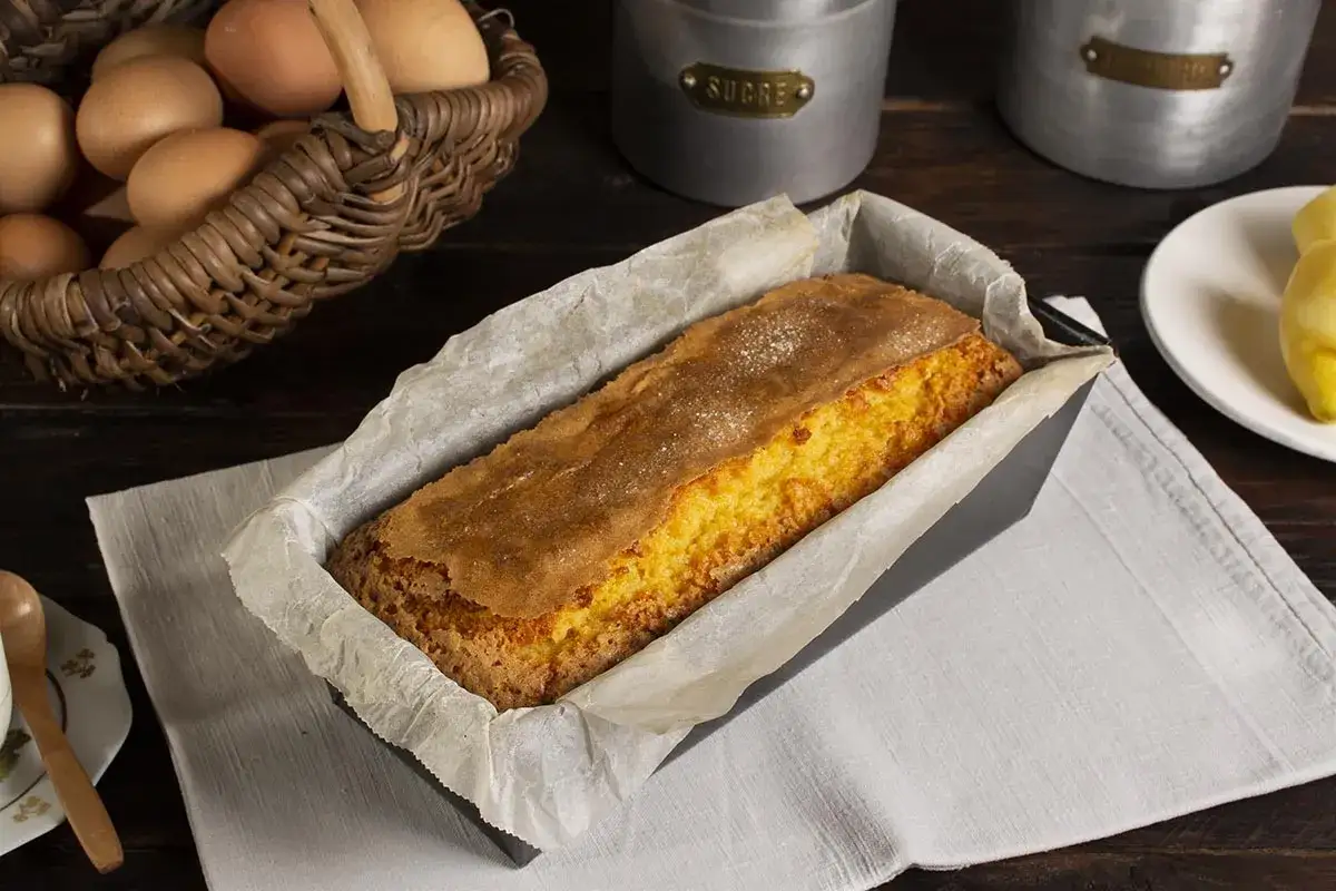 Bizcocho de yogur Thermomix recién horneado, dorado y esponjoso, listo para disfrutar.