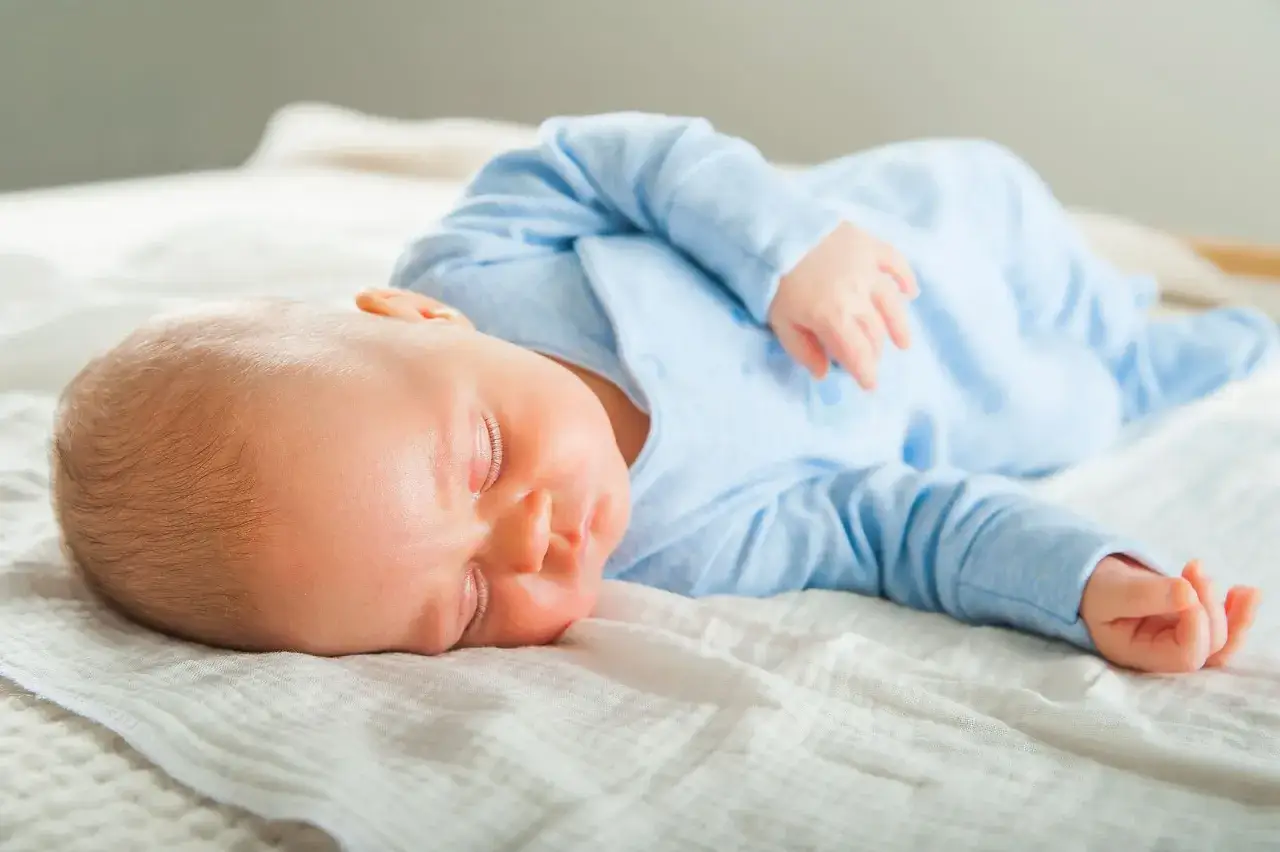 Beb&eacute; durmiendo pl&aacute;cidamente, sus **ventanas de sue&ntilde;o** se cierran mientras sue&ntilde;a con sus primeros **12 meses** de vida.