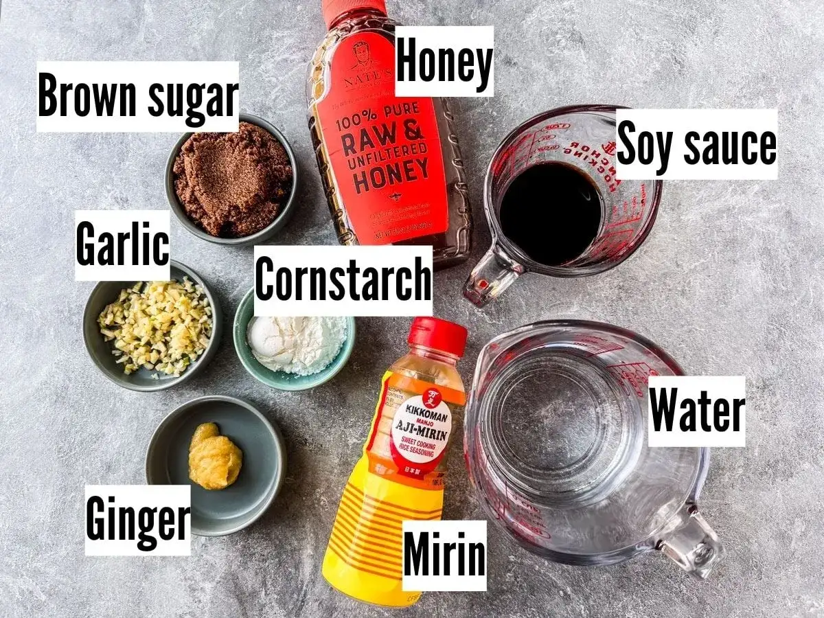 Ingredienser f&ouml;r teriyakis&aring;s: brunt socker, honung, vitl&ouml;k, majsst&auml;rkelse, ingef&auml;ra, mirin, sojas&aring;s och vatten.