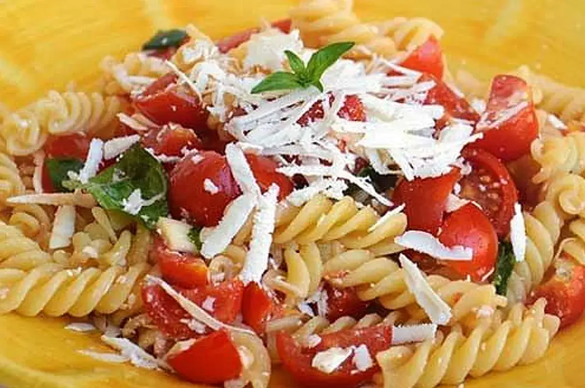 Ingredienti freschi pasta alla crudaiola