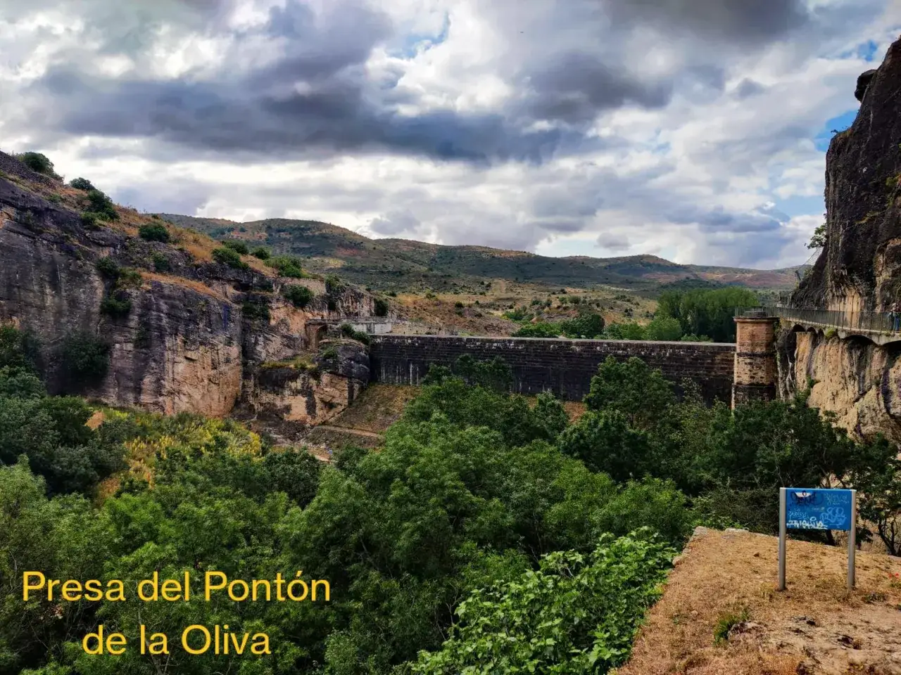 Presa del Pont&oacute;n de la Oliva, una imponente obra de ingenier&iacute;a rodeada de naturaleza y acantilados.