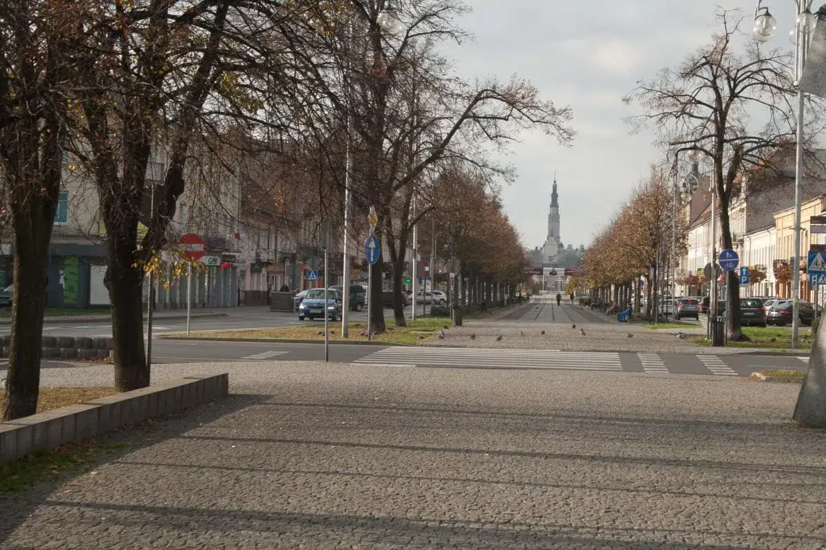 Aleja Najświętszej Maryi Panny w Częstochowie, z widoczną w oddali wieżą Jasnej Góry. To serce miasta i jedna z głównych częstochowskich atrakcji.