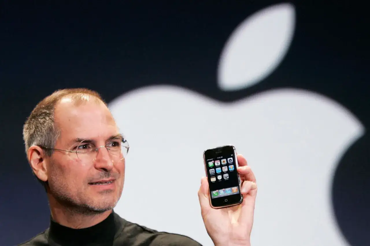 Steve Jobs présente le premier iPhone, un appareil révolutionnaire qui a changé le monde. Le prix premier iPhone était de 499$.