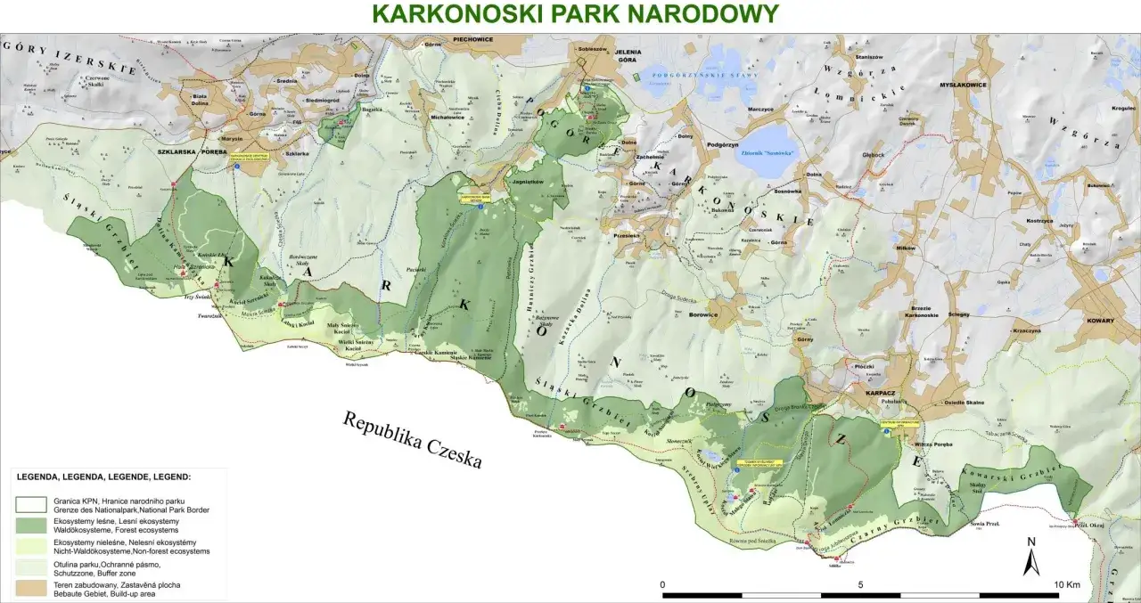 Mapa Karkonoskiego Parku Narodowego z zaznaczonym Karpaczem, który leży w województwie dolnośląskim.