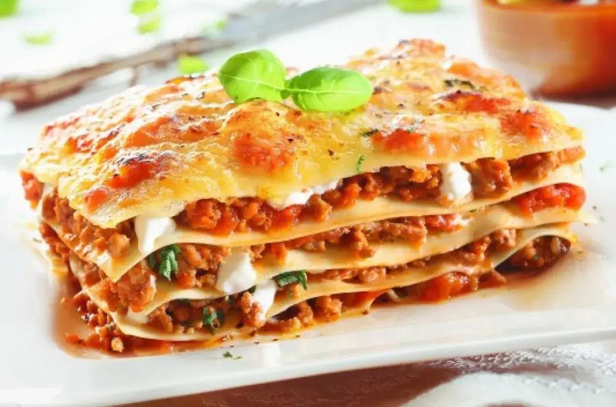 Pyszna, wielowarstwowa lasagne, jedno z klasycznych włoskich dań, z bogatym farszem mięsnym i ciągnącym się serem.
