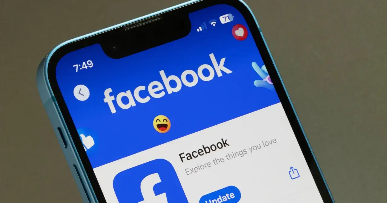 Ekran telefonu z aplikacją Facebook. Widoczny przycisk