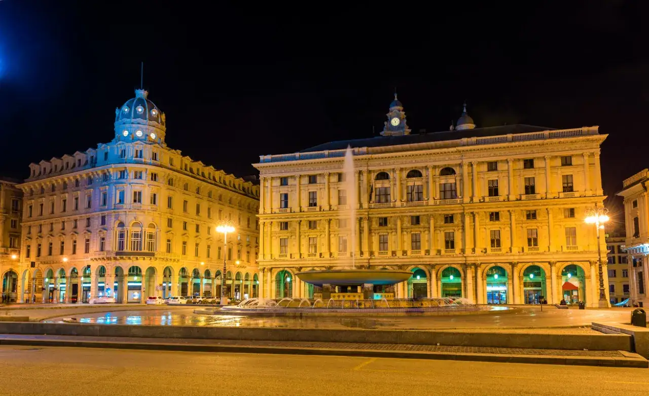 Fontana illuminata e palazzi storici, un'atmosfera magica che cattura la **genova vita notturna**.