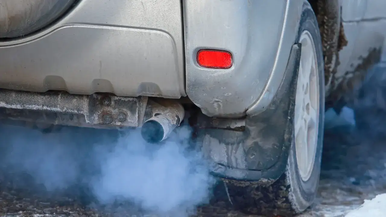 voiture fum&eacute;e bleue &eacute;chappement