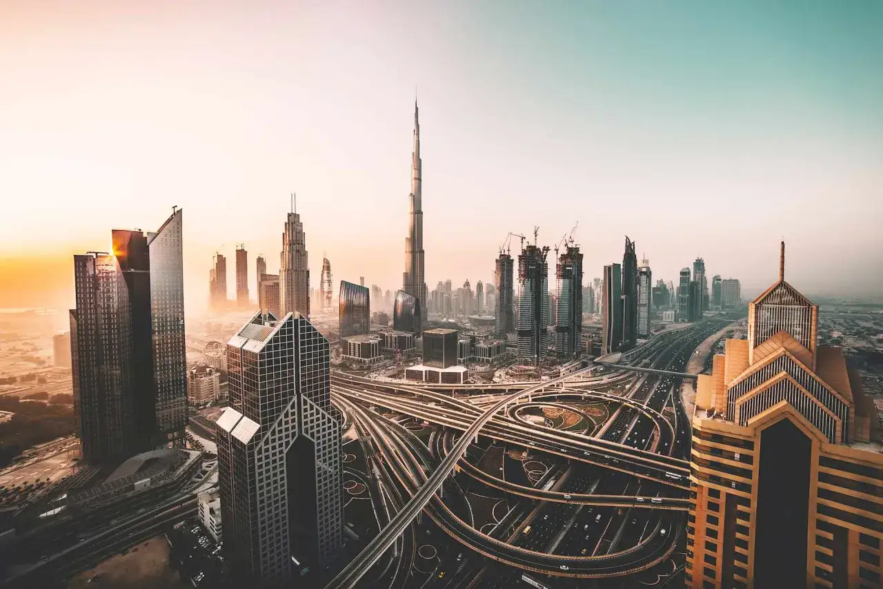 Dubaj: nowoczesne drapacze chmur i skomplikowane węzły drogowe. Pamiętaj o lokalnych przepisach, czego nie wolno w ZEA.