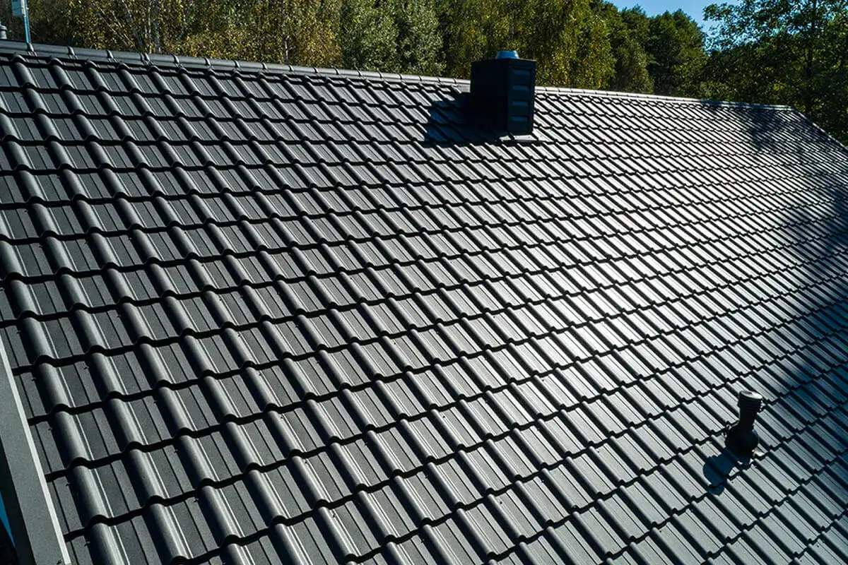 Nowy, ciemnoszary dach z dachówki ceramicznej. Zastanawiasz się nad wymianą dachu? Cena może być niższa niż myślisz!
