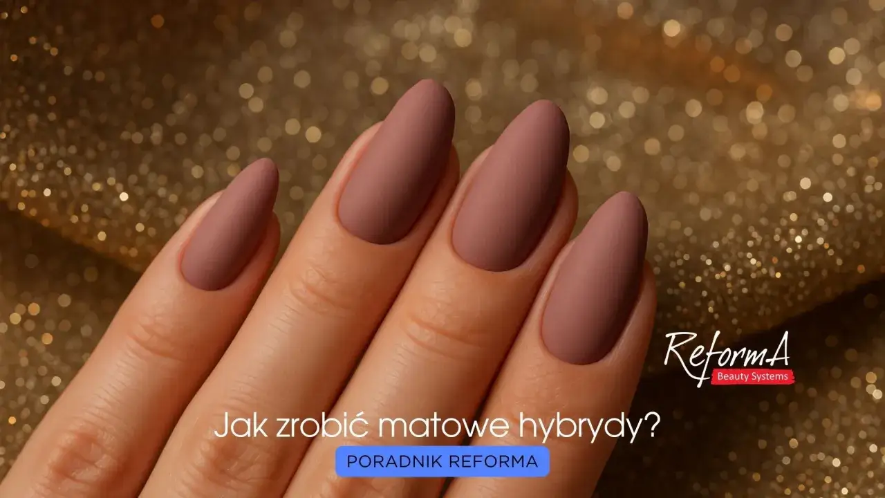 Dłoń z eleganckimi, matowymi paznokciami w odcieniu pudrowego różu. Tekst: 