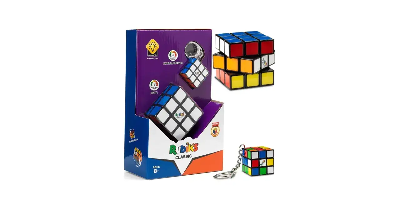 En Rubiks kub nyckelring i sin f&ouml;rpackning, med en st&ouml;rre kub och en separat nyckelringsvariant bredvid.