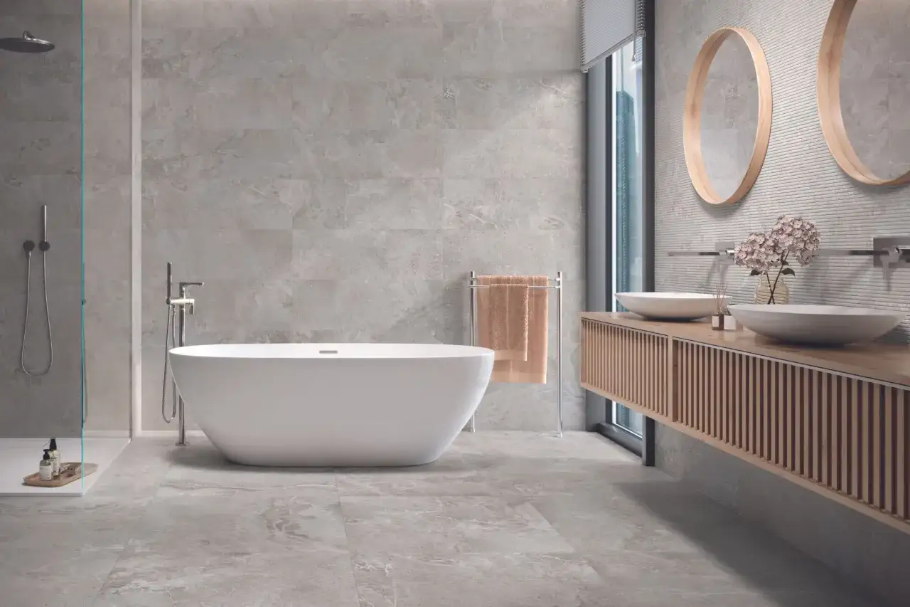 Elegantes Bad mit freistehender Wanne, Dusche und Doppelwaschtisch. Tolle bad fliesen ideen für ein modernes Ambiente.