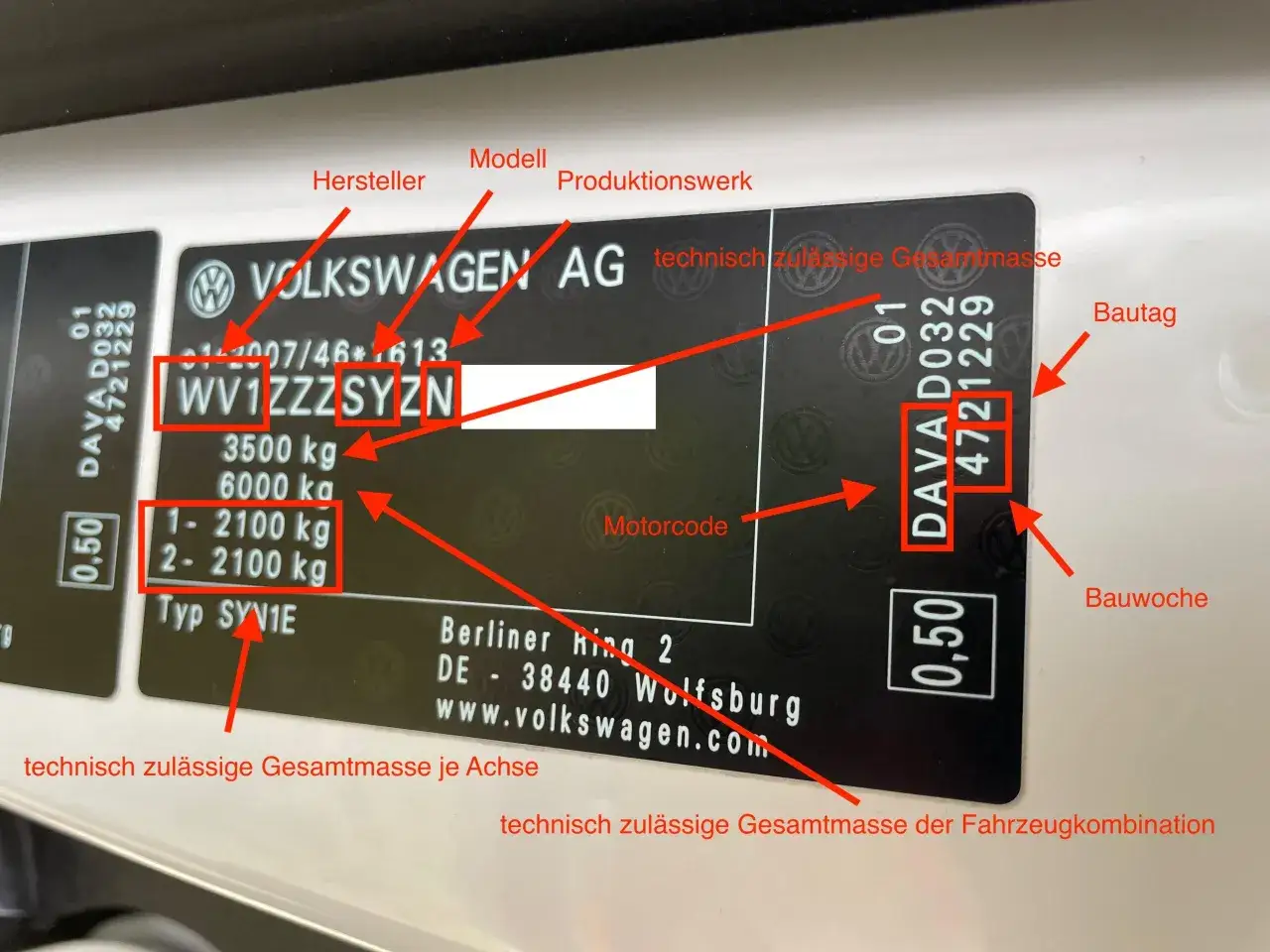 Naklejka Volkswagen z numerem VIN (WV1ZZZSYZN), masą całkowitą i informacjami o produkcji. To jest co to jest kod silnika.