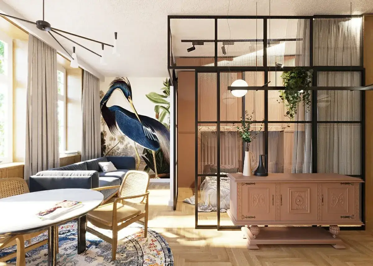 Stilvolles Wohnzimmer mit Wandbild eines blauen Reihers. Die **Farben und ihre Wirkung** werden durch die blaue Couch, das helle Holz und die Glasabtrennung betont.