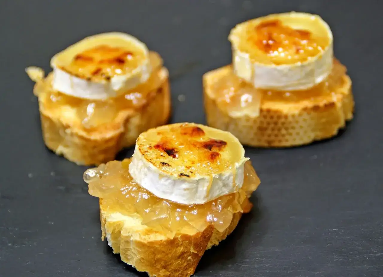 Pyszne pinchos z kozim serem, karmelizowaną cebulką i miodem na chrupiącej bagietce.