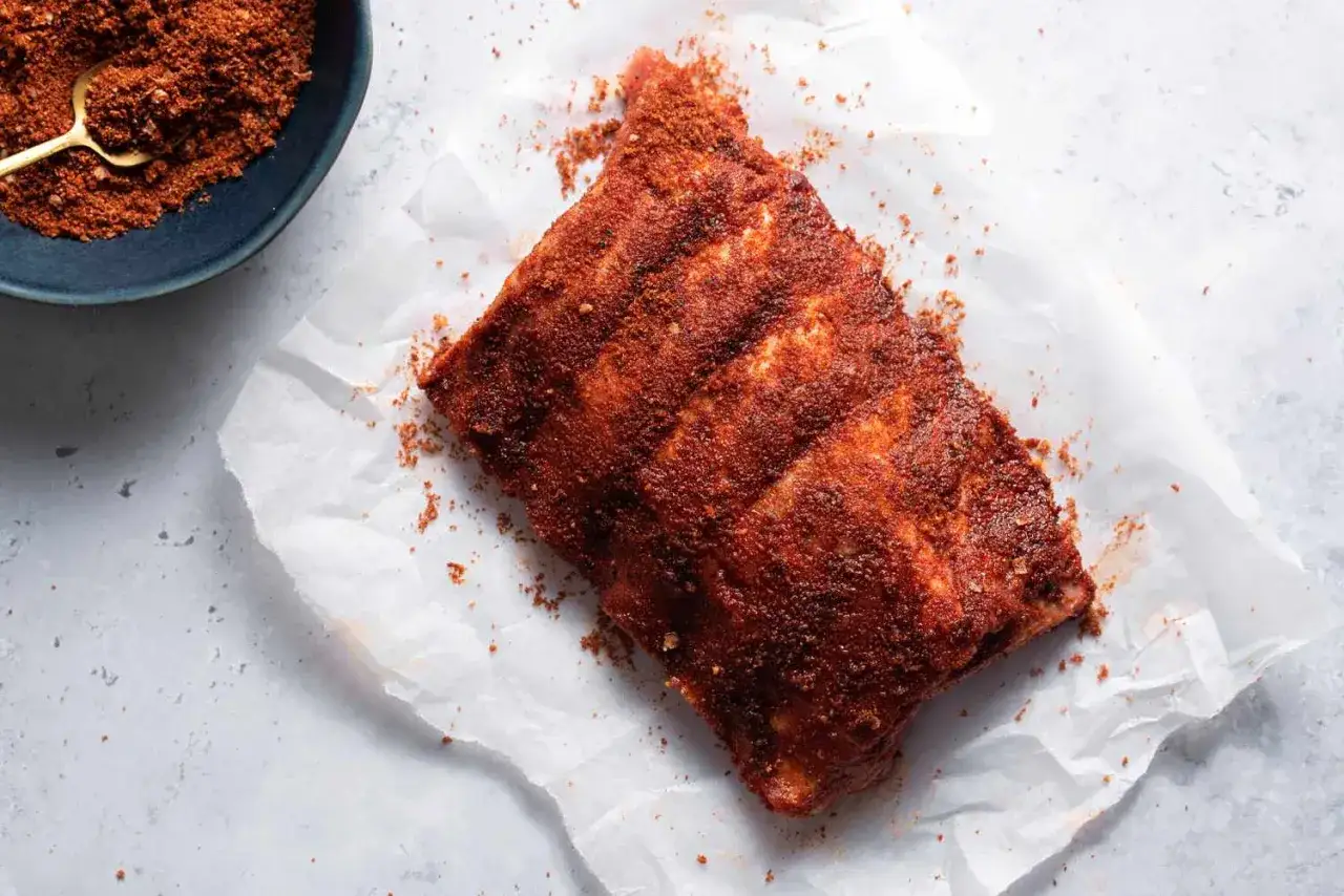 Côtelettes de porc généreusement assaisonnées, prêtes pour la cuisson. La rub sopasco recette est la clé pour des côtes savoureuses.