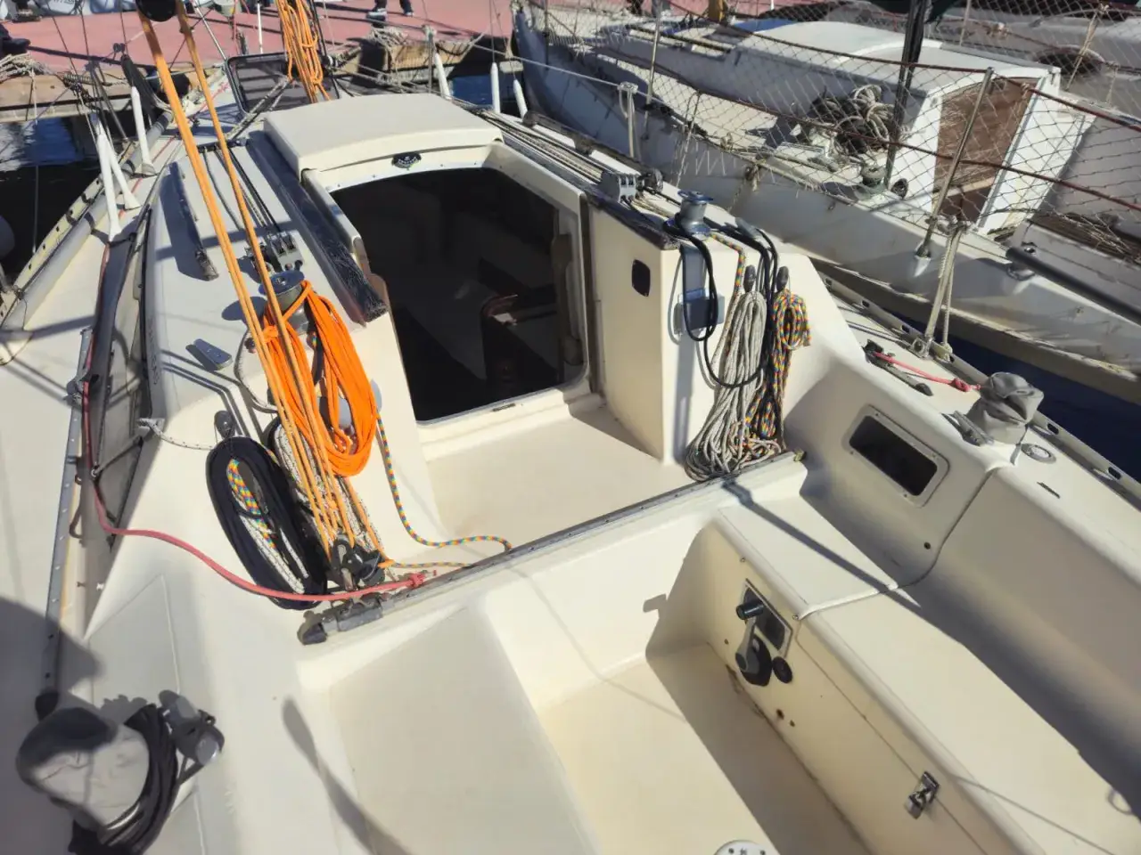 Un bateau de plaisance, prêt pour une aventure en mer. Cordages colorés et treuils attendent le départ. Une vraie fantasia bateau.