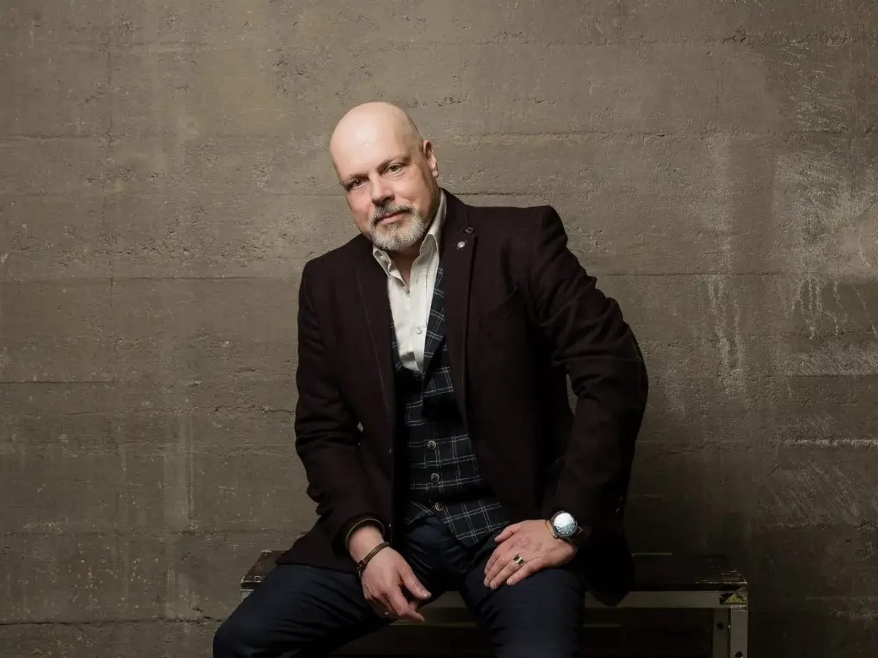 Marek Krajewski, znany z kryminałów, w eleganckim stroju. Jego życie prywatne to tajemnica, ale na zdjęciu widać pewność siebie.