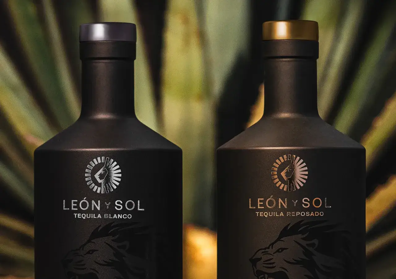 Dwie butelki tequili León y Sol: Blanco i Reposado. Różnice w smaku w margaricie wynikają z leżakowania.