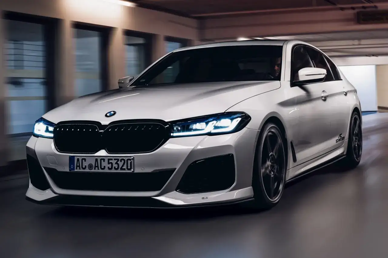 Wei&szlig;er BMW 540i G30 mit AC Schnitzer Tuning f&auml;hrt durch eine Garage.