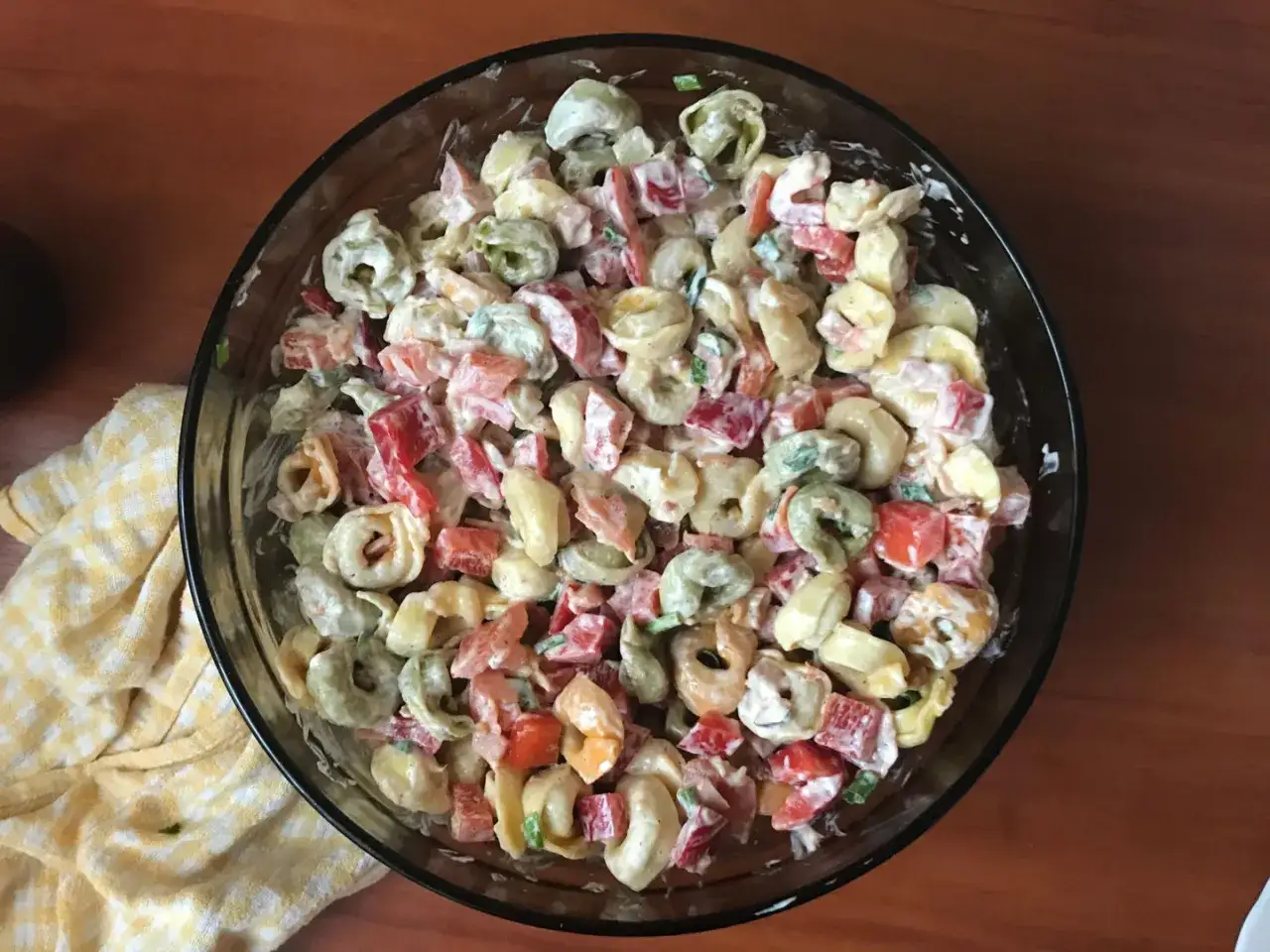 Pyszna sałatka z tortellini, papryką i kremowym sosem. Idealna na letnie przyjęcie.