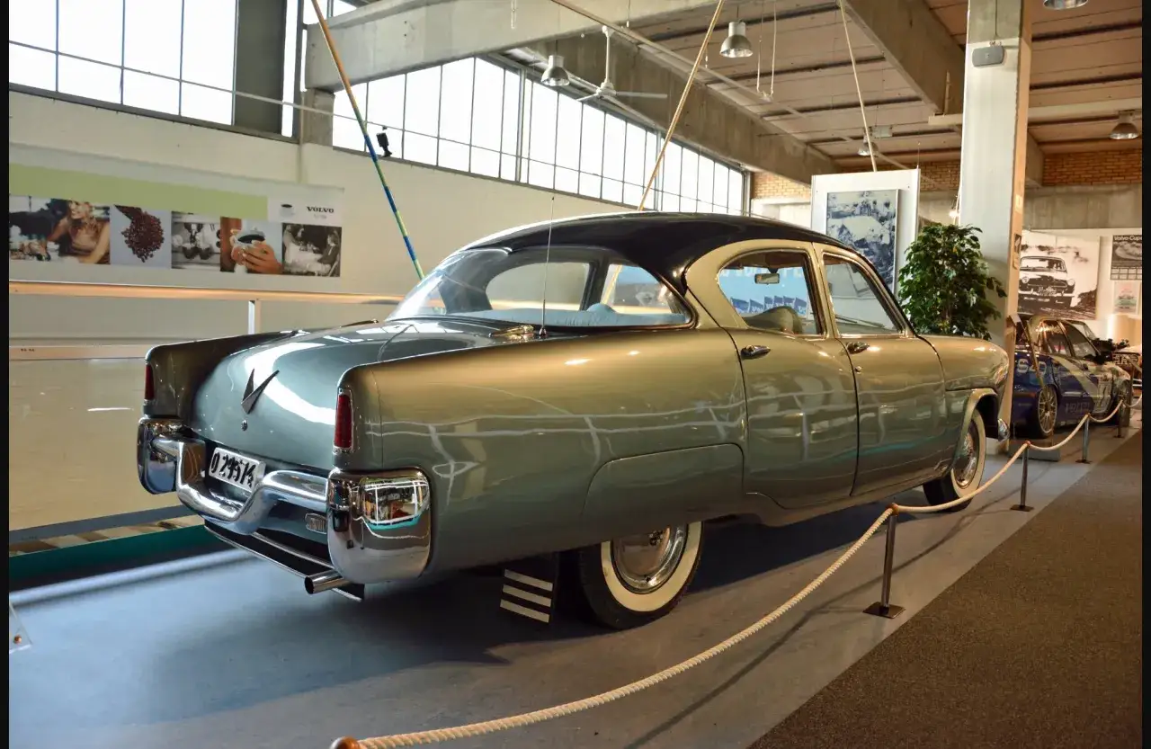 En gr&aring; Volvo Philip fr&aring;n 1950-talet med kromdetaljer st&aring;r utst&auml;lld.