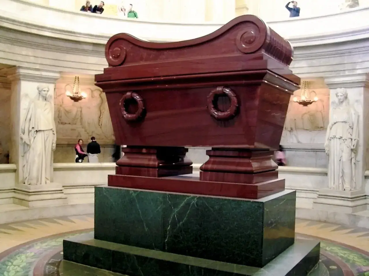 Wspaniały sarkofag, gdzie jest pochowany Napoleon, stoi w monumentalnej sali.